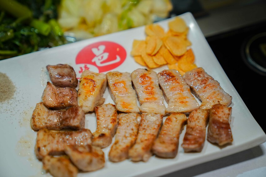 台中市東區【台中東區｜美食】邑鐵板燒。東區平價鐵板燒推薦，老字號堅持傳統料理方式，食材新鮮夠味