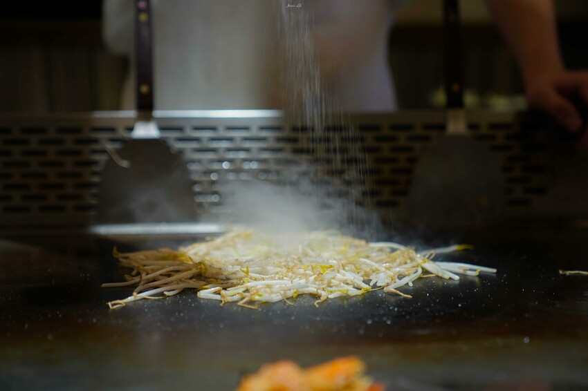 台中市東區【台中東區｜美食】邑鐵板燒。東區平價鐵板燒推薦，老字號堅持傳統料理方式，食材新鮮夠味