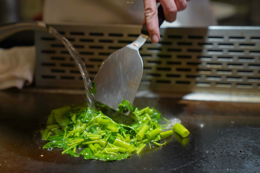 台中市東區【台中東區｜美食】邑鐵板燒。東區平價鐵板燒推薦，老字號堅持傳統料理方式，食材新鮮夠味