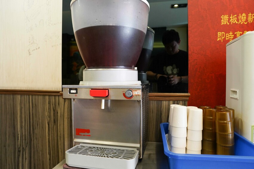 台中市東區【台中東區｜美食】邑鐵板燒。東區平價鐵板燒推薦，老字號堅持傳統料理方式，食材新鮮夠味