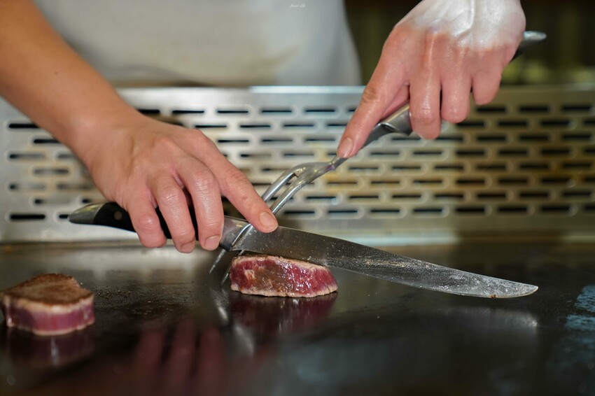 台中市東區【台中東區｜美食】邑鐵板燒。東區平價鐵板燒推薦，老字號堅持傳統料理方式，食材新鮮夠味