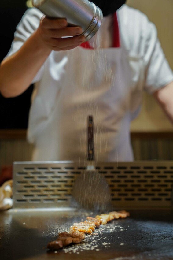 台中市東區【台中東區｜美食】邑鐵板燒。東區平價鐵板燒推薦，老字號堅持傳統料理方式，食材新鮮夠味