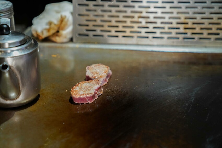 台中市東區【台中東區｜美食】邑鐵板燒。東區平價鐵板燒推薦，老字號堅持傳統料理方式，食材新鮮夠味