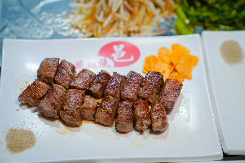 台中市東區【台中東區｜美食】邑鐵板燒。東區平價鐵板燒推薦，老字號堅持傳統料理方式，食材新鮮夠味