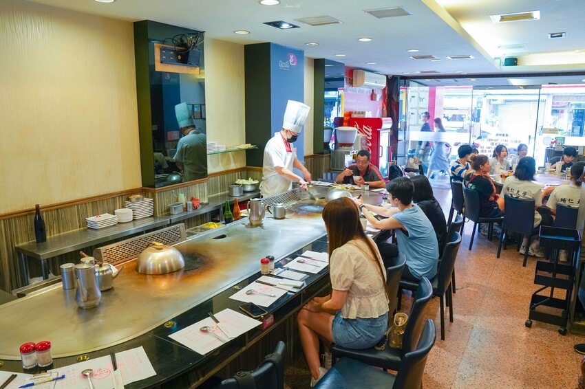 台中市東區【台中東區｜美食】邑鐵板燒。東區平價鐵板燒推薦，老字號堅持傳統料理方式，食材新鮮夠味
