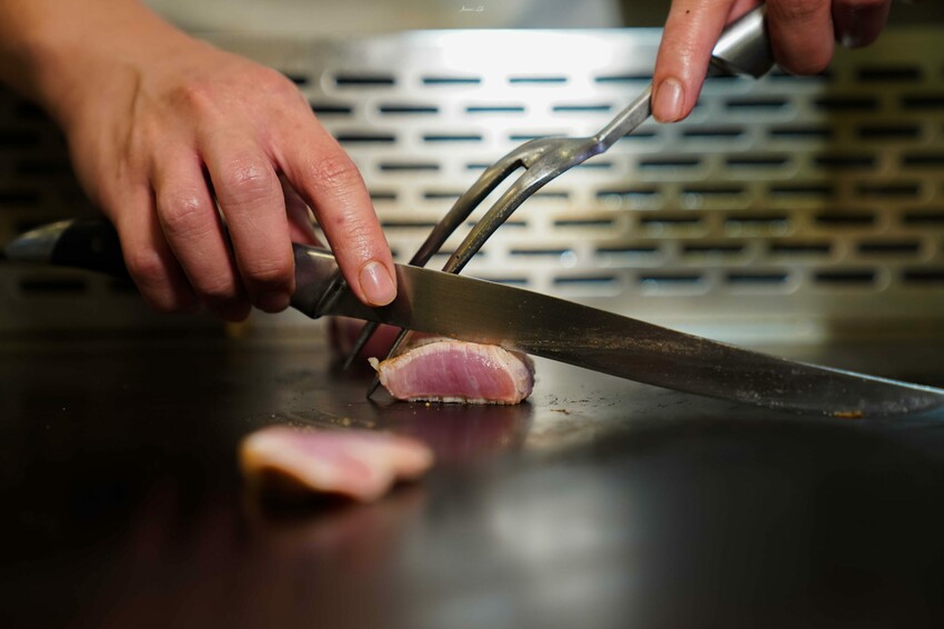 台中市東區【台中東區｜美食】邑鐵板燒。東區平價鐵板燒推薦，老字號堅持傳統料理方式，食材新鮮夠味