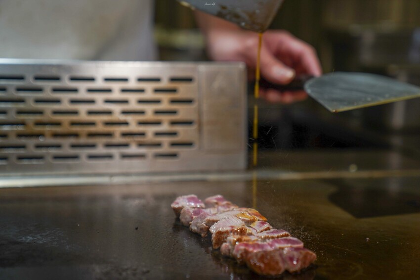 台中市東區【台中東區｜美食】邑鐵板燒。東區平價鐵板燒推薦，老字號堅持傳統料理方式，食材新鮮夠味