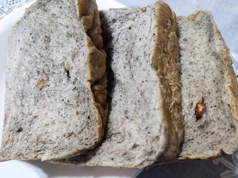 小廚娘烘培坊 芝麻堅果吐司