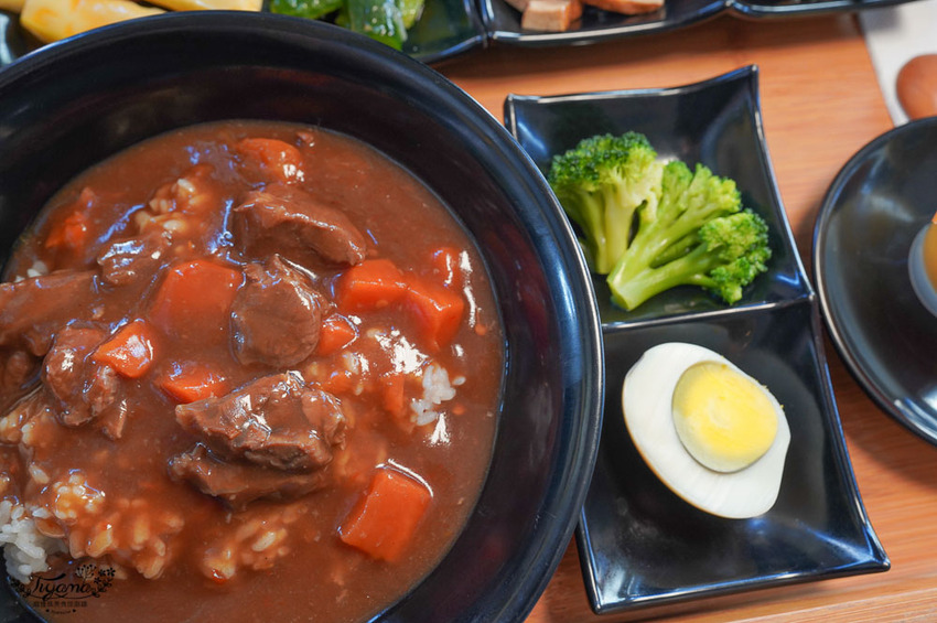 這間台南百元小資美食，好吃又便宜！！每週三咖啡7折，韓式起司拉麵、巨大顆手工水餃，近臺南市美術館2館