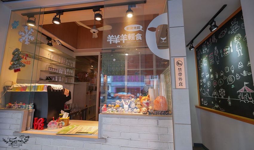 這間台南百元小資美食，好吃又便宜！！每週三咖啡7折，韓式起司拉麵、巨大顆手工水餃，近臺南市美術館2館