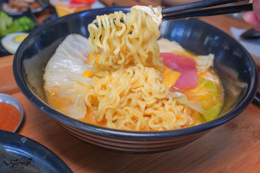 這間台南百元小資美食，好吃又便宜！！每週三咖啡7折，韓式起司拉麵、巨大顆手工水餃，近臺南市美術館2館