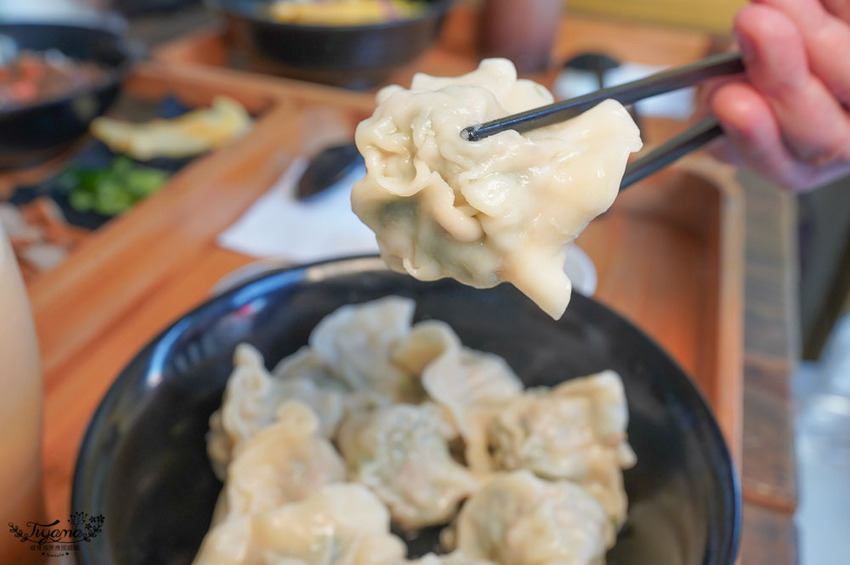 這間台南百元小資美食，好吃又便宜！！每週三咖啡7折，韓式起司拉麵、巨大顆手工水餃，近臺南市美術館2館