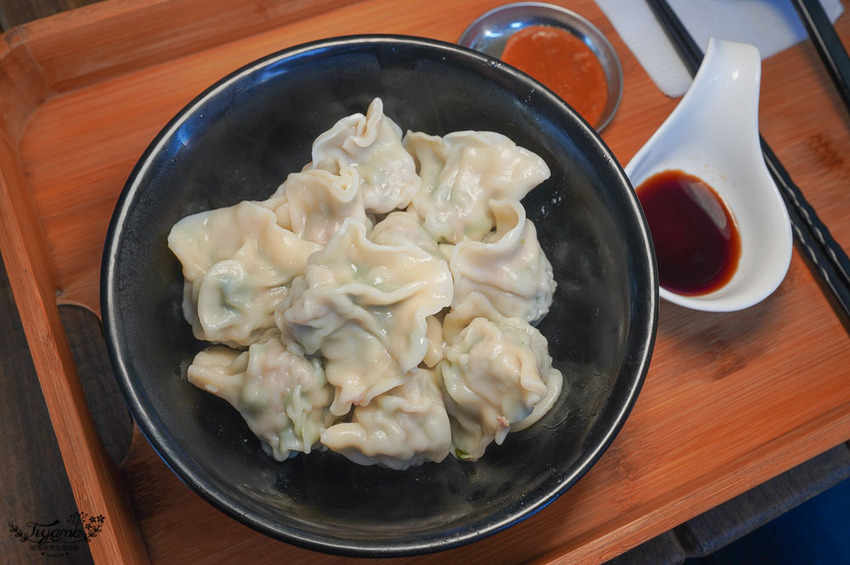 這間台南百元小資美食，好吃又便宜！！每週三咖啡7折，韓式起司拉麵、巨大顆手工水餃，近臺南市美術館2館