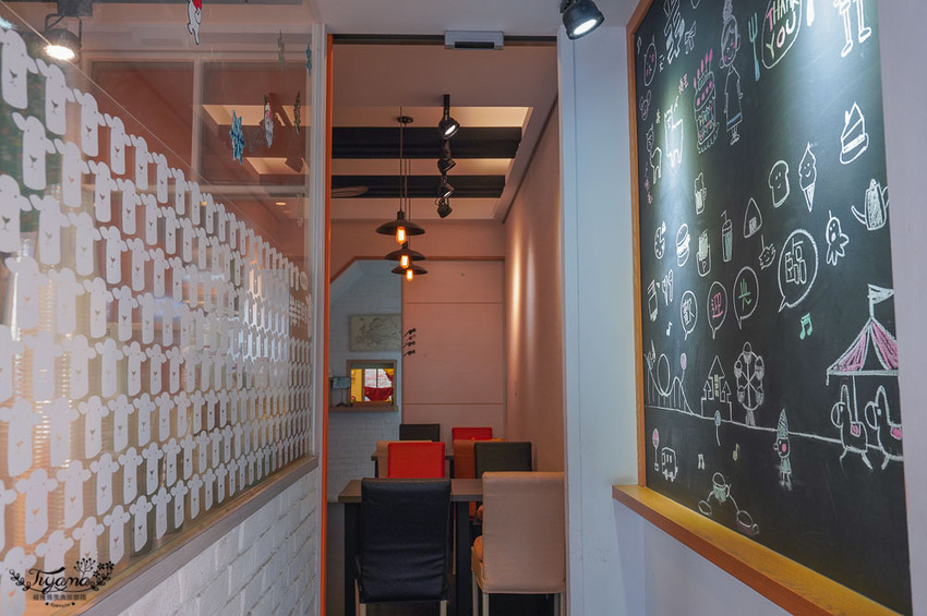 這間台南百元小資美食，好吃又便宜！！每週三咖啡7折，韓式起司拉麵、巨大顆手工水餃，近臺南市美術館2館