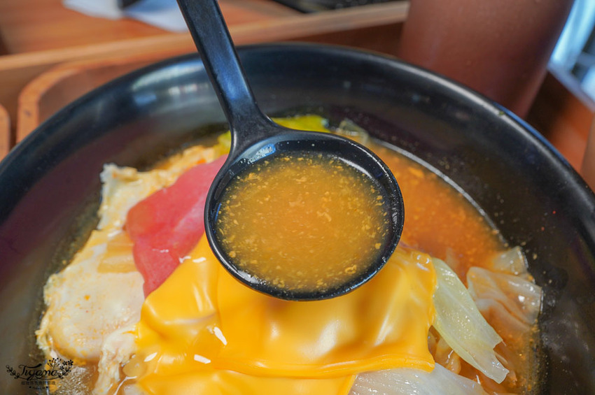 這間台南百元小資美食，好吃又便宜！！每週三咖啡7折，韓式起司拉麵、巨大顆手工水餃，近臺南市美術館2館