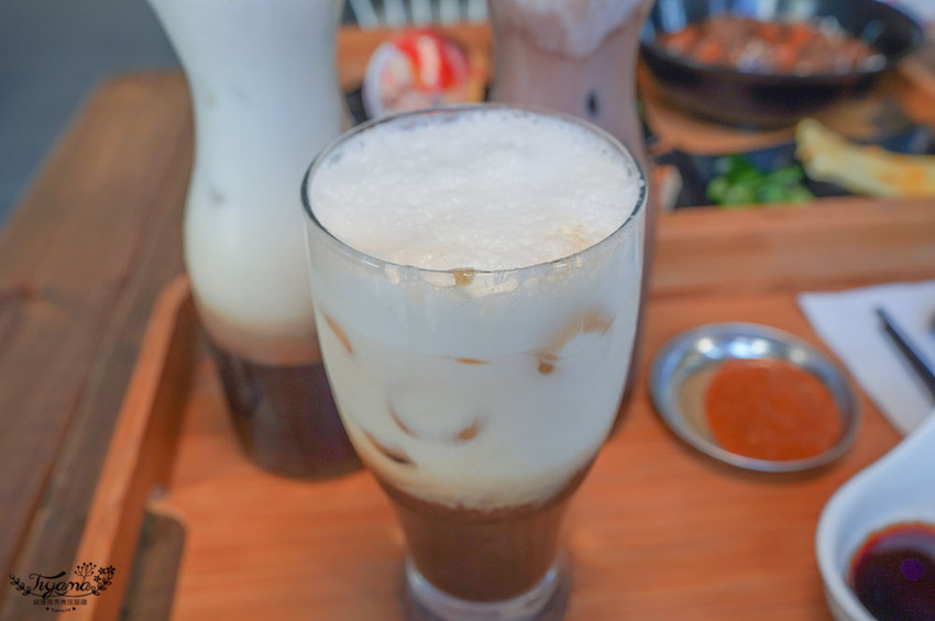 這間台南百元小資美食，好吃又便宜！！每週三咖啡7折，韓式起司拉麵、巨大顆手工水餃，近臺南市美術館2館