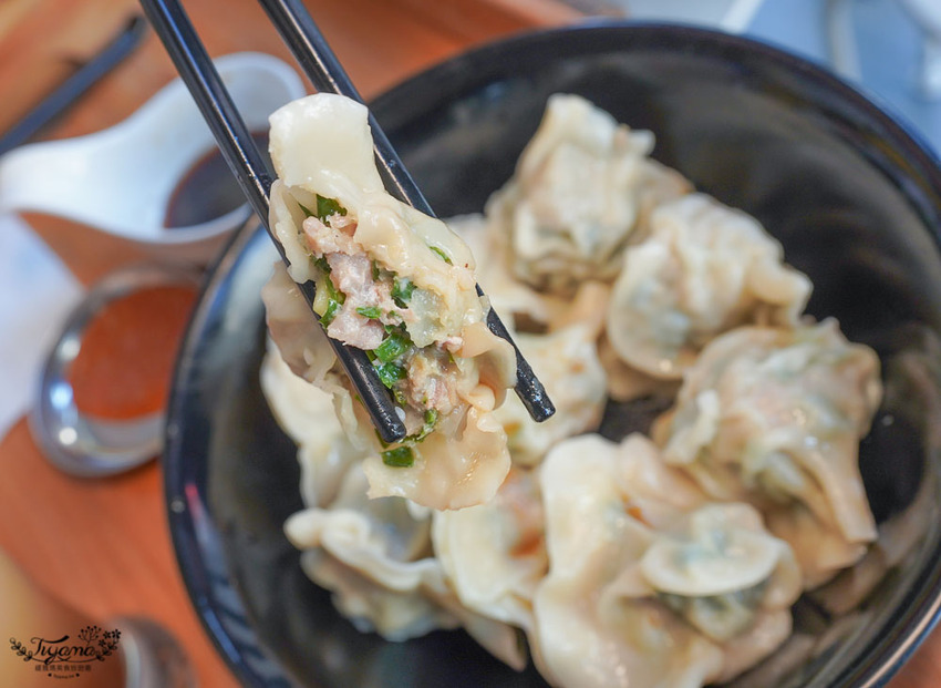 這間台南百元小資美食，好吃又便宜！！每週三咖啡7折，韓式起司拉麵、巨大顆手工水餃，近臺南市美術館2館