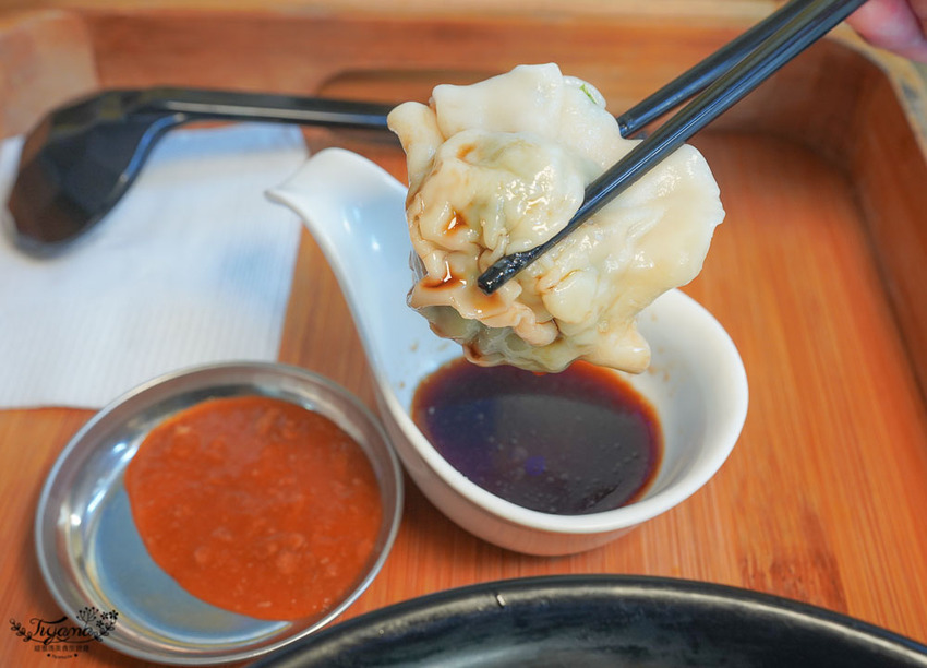 這間台南百元小資美食，好吃又便宜！！每週三咖啡7折，韓式起司拉麵、巨大顆手工水餃，近臺南市美術館2館