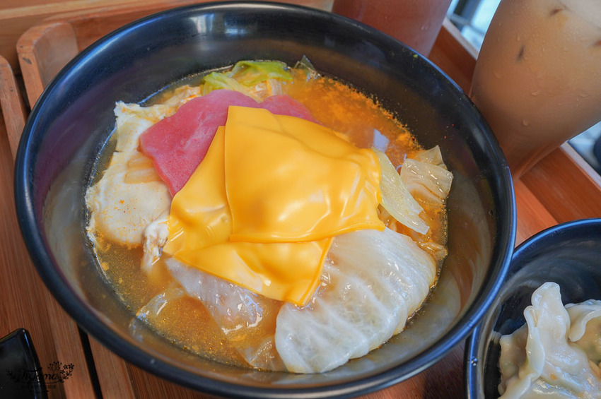 這間台南百元小資美食，好吃又便宜！！每週三咖啡7折，韓式起司拉麵、巨大顆手工水餃，近臺南市美術館2館
