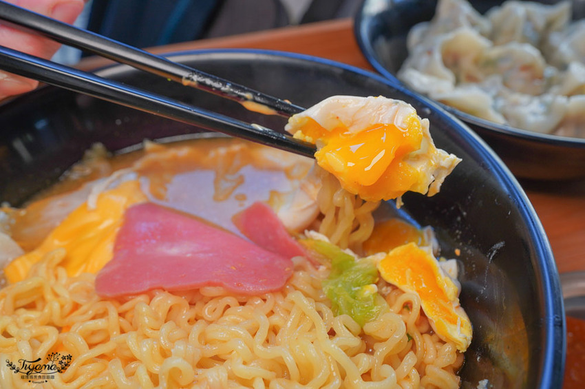 這間台南百元小資美食，好吃又便宜！！每週三咖啡7折，韓式起司拉麵、巨大顆手工水餃，近臺南市美術館2館