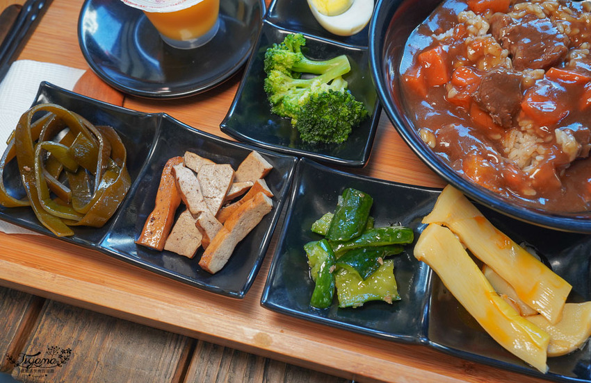 這間台南百元小資美食，好吃又便宜！！每週三咖啡7折，韓式起司拉麵、巨大顆手工水餃，近臺南市美術館2館