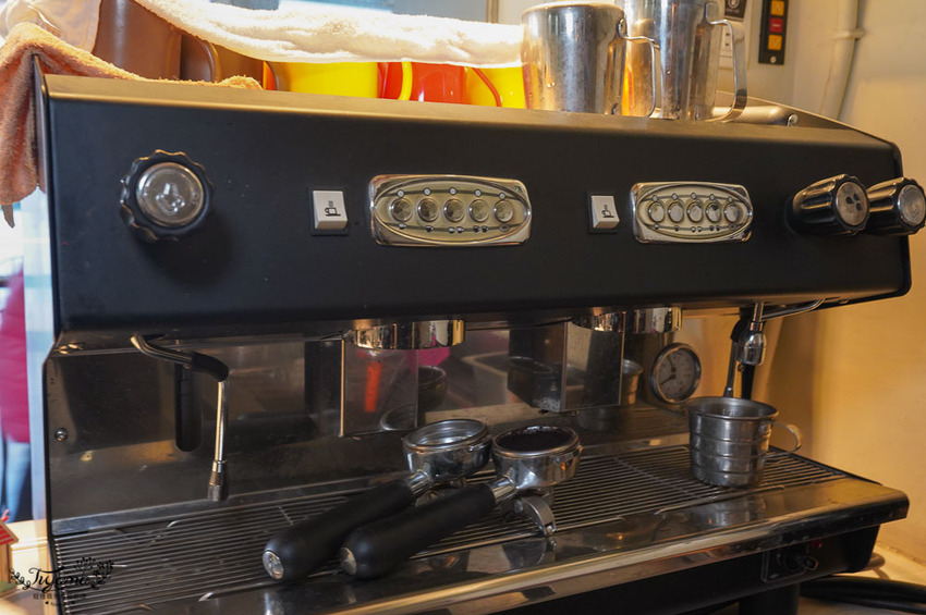 這間台南百元小資美食，好吃又便宜！！每週三咖啡7折，韓式起司拉麵、巨大顆手工水餃，近臺南市美術館2館