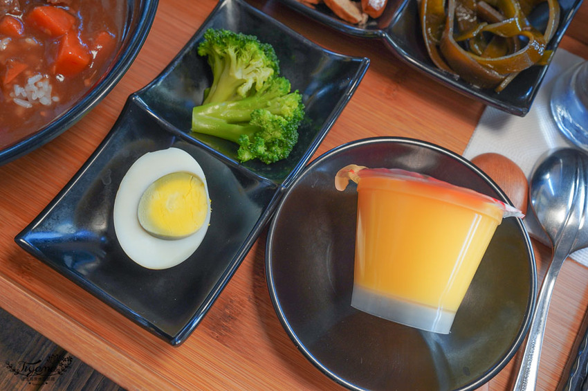 這間台南百元小資美食，好吃又便宜！！每週三咖啡7折，韓式起司拉麵、巨大顆手工水餃，近臺南市美術館2館