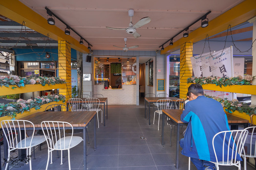 這間台南百元小資美食，好吃又便宜！！每週三咖啡7折，韓式起司拉麵、巨大顆手工水餃，近臺南市美術館2館