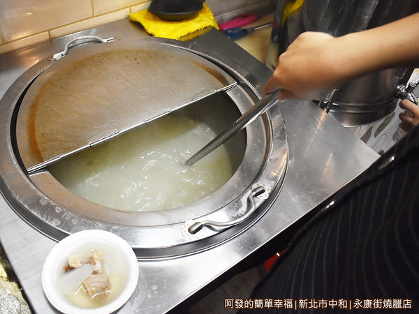 永康街燒臘店07-湯品自取.JPG