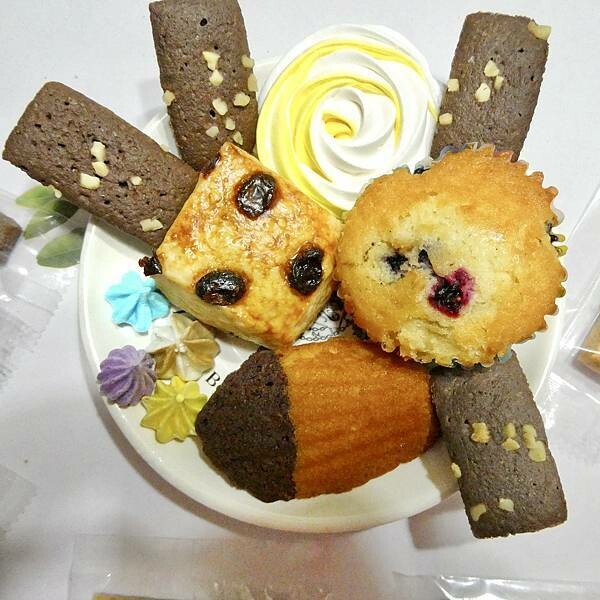 中秋明月禮盒開箱/煮客實驗室非月餅禮盒分享-減糖又好吃的美觀甜點/夢幻馬林糖-馬卡龍色超美又好吃，第一次