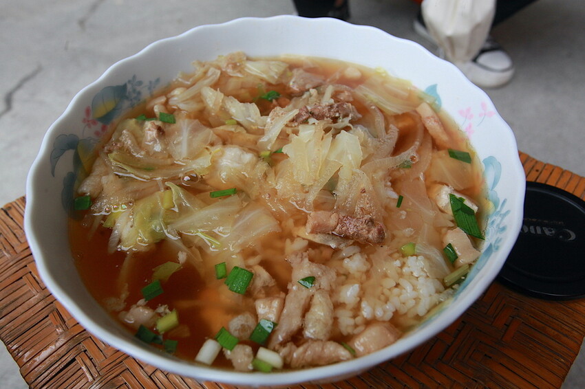 屏東縣萬丹鄉吃。屏東縣｜萬丹鄉。「萬丹阿慧飯湯」古早味割稻飯充滿懷舊情懷，每碗60元份量十足讓您飽到天靈蓋「萬丹阿