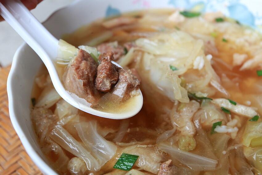 屏東縣萬丹鄉吃。屏東縣｜萬丹鄉。「萬丹阿慧飯湯」古早味割稻飯充滿懷舊情懷，每碗60元份量十足讓您飽到天靈蓋「萬丹阿
