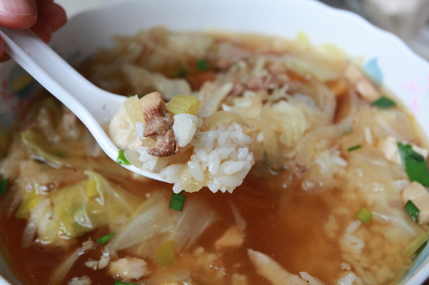 屏東縣萬丹鄉吃。屏東縣｜萬丹鄉。「萬丹阿慧飯湯」古早味割稻飯充滿懷舊情懷，每碗60元份量十足讓您飽到天靈蓋「萬丹阿