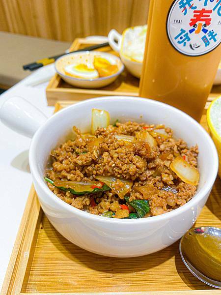 (台北小南門站)我不怕你泰胖 中正區泰式料理推薦 平價好吃 檸檬魚超大條!肉質鮮美 打拋豬套餐 超好喝泰式奶茶