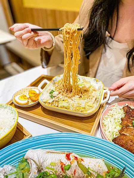 (台北小南門站)我不怕你泰胖 中正區泰式料理推薦 平價好吃 檸檬魚超大條!肉質鮮美 打拋豬套餐 超好喝泰式奶茶