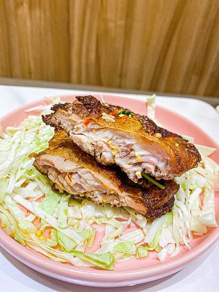 (台北小南門站)我不怕你泰胖 中正區泰式料理推薦 平價好吃 檸檬魚超大條!肉質鮮美 打拋豬套餐 超好喝泰式奶茶