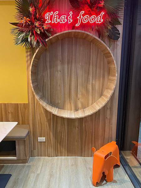 (台北小南門站)我不怕你泰胖 中正區泰式料理推薦 平價好吃 檸檬魚超大條!肉質鮮美 打拋豬套餐 超好喝泰式奶茶