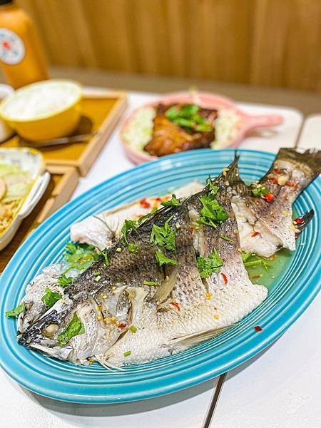 (台北小南門站)我不怕你泰胖 中正區泰式料理推薦 平價好吃 檸檬魚超大條!肉質鮮美 打拋豬套餐 超好喝泰式奶茶