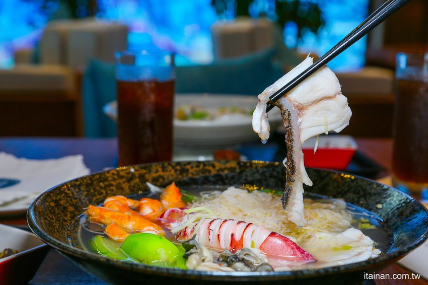澎湖福朋喜來登酒店「藍洞餐廳Apatite」龍膽石斑豪華海鮮麵線、龍膽石斑現燙魚片湯鮮味上桌!! - 台南好Food遊