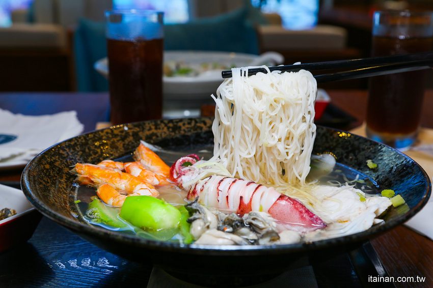 澎湖福朋喜來登酒店「藍洞餐廳Apatite」龍膽石斑豪華海鮮麵線、龍膽石斑現燙魚片湯鮮味上桌!! - 台南好Food遊