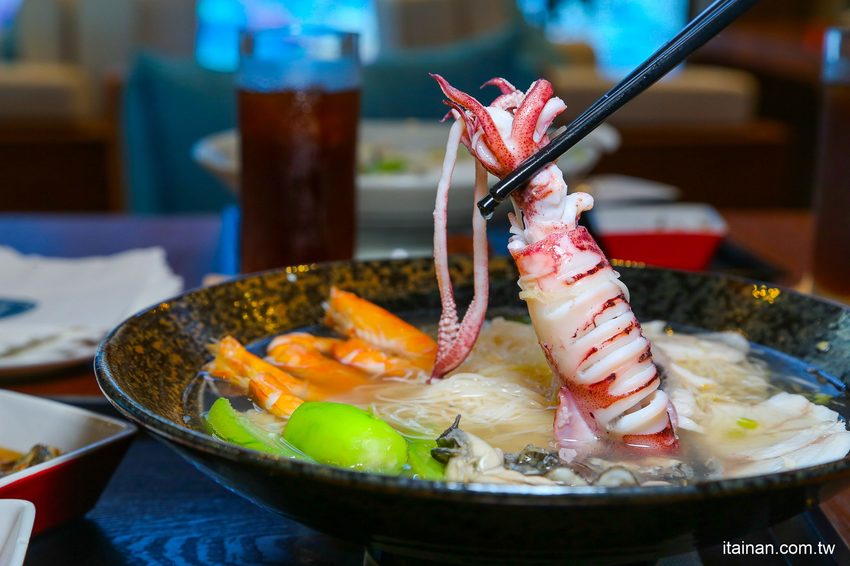 澎湖福朋喜來登酒店「藍洞餐廳Apatite」龍膽石斑豪華海鮮麵線、龍膽石斑現燙魚片湯鮮味上桌!! - 台南好Food遊