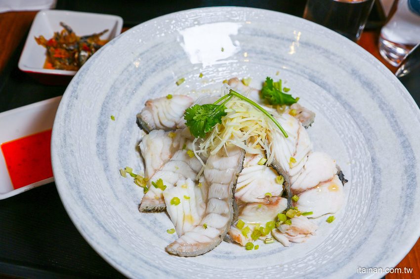 澎湖福朋喜來登酒店「藍洞餐廳Apatite」龍膽石斑豪華海鮮麵線、龍膽石斑現燙魚片湯鮮味上桌!! - 台南好Food遊