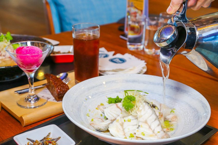 澎湖福朋喜來登酒店「藍洞餐廳Apatite」龍膽石斑豪華海鮮麵線、龍膽石斑現燙魚片湯鮮味上桌!! - 台南好Food遊