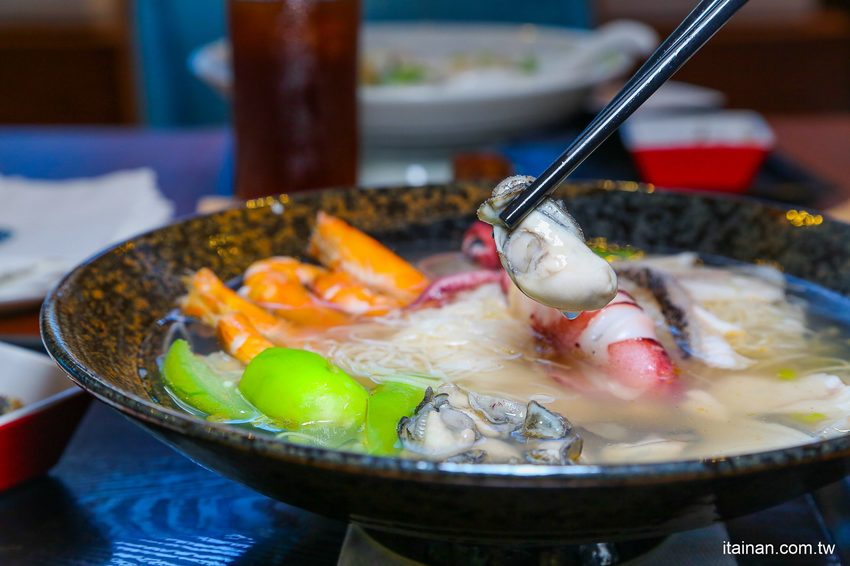 澎湖福朋喜來登酒店「藍洞餐廳Apatite」龍膽石斑豪華海鮮麵線、龍膽石斑現燙魚片湯鮮味上桌!! - 台南好Food遊