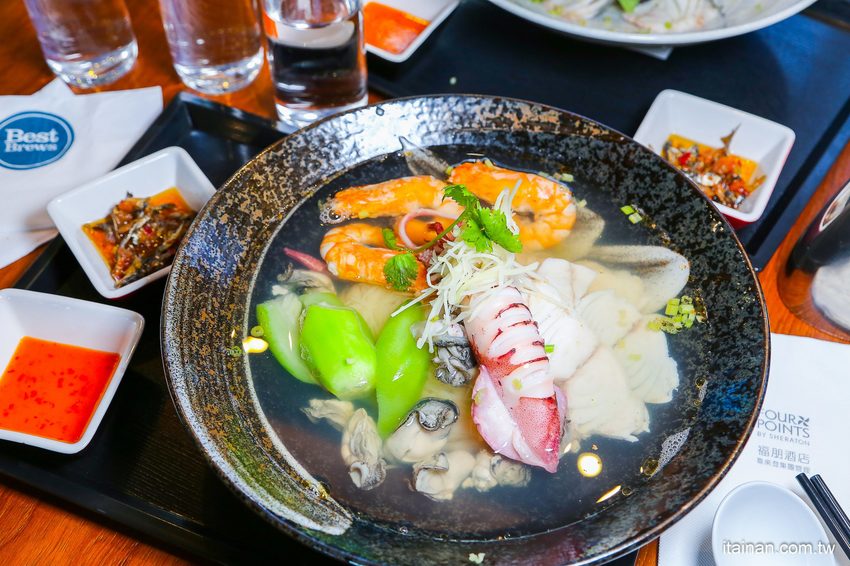 澎湖福朋喜來登酒店「藍洞餐廳Apatite」龍膽石斑豪華海鮮麵線、龍膽石斑現燙魚片湯鮮味上桌!! - 台南好Food遊