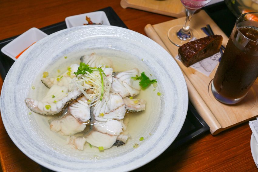 澎湖福朋喜來登酒店「藍洞餐廳Apatite」龍膽石斑豪華海鮮麵線、龍膽石斑現燙魚片湯鮮味上桌!! - 台南好Food遊