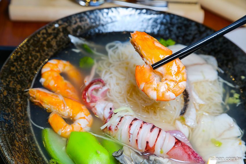 澎湖福朋喜來登酒店「藍洞餐廳Apatite」龍膽石斑豪華海鮮麵線、龍膽石斑現燙魚片湯鮮味上桌!! - 台南好Food遊