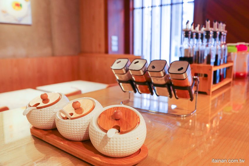 澎湖質感文青麵館藏濃濃古早味的麵「零心麵所」肉燥拌麵的清湯居然還用星巴克保溫瓶裝!! - 台南好Food遊