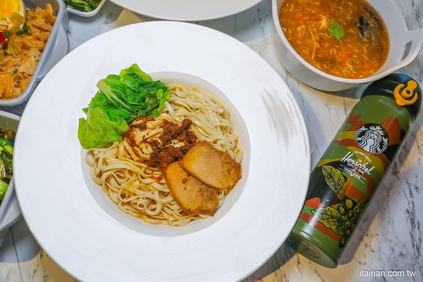 澎湖質感文青麵館藏濃濃古早味的麵「零心麵所」肉燥拌麵的清湯居然還用星巴克保溫瓶裝!! - 台南好Food遊