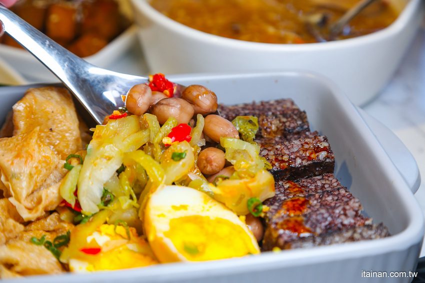 澎湖質感文青麵館藏濃濃古早味的麵「零心麵所」肉燥拌麵的清湯居然還用星巴克保溫瓶裝!! - 台南好Food遊